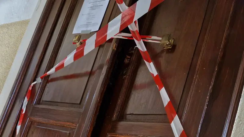 Fiori alla porta della casa in cui viveva l'anziana deceduta - © www.giornaledibrescia.it