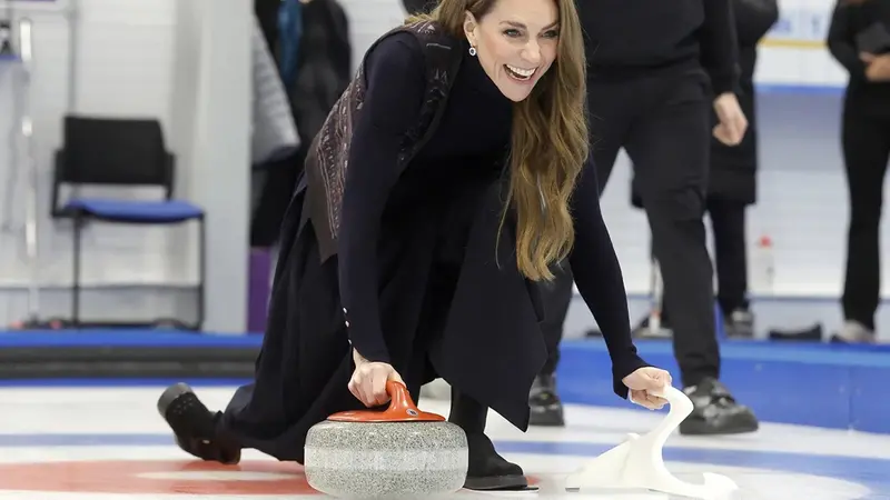 Kate Middleton sul campo da curling - Foto Kensington Palace