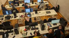 Gli studenti della Scuola di Comics di Brescia che hanno partecipato alla «Global Game Jam» 2026 © www.giornaledibrescia.it