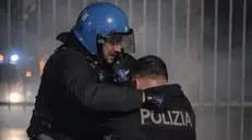 Il poliziotto aggredito a Torino soccorso da un collega - Foto Ansa © www.giornaledibrescia.it