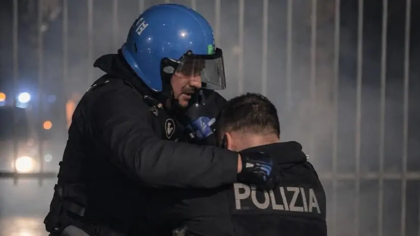 Il poliziotto aggredito a Torino soccorso da un collega - Foto Ansa © www.giornaledibrescia.it