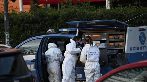 La Polizia a Rogoredo, dove è avvenuta la sparatoria