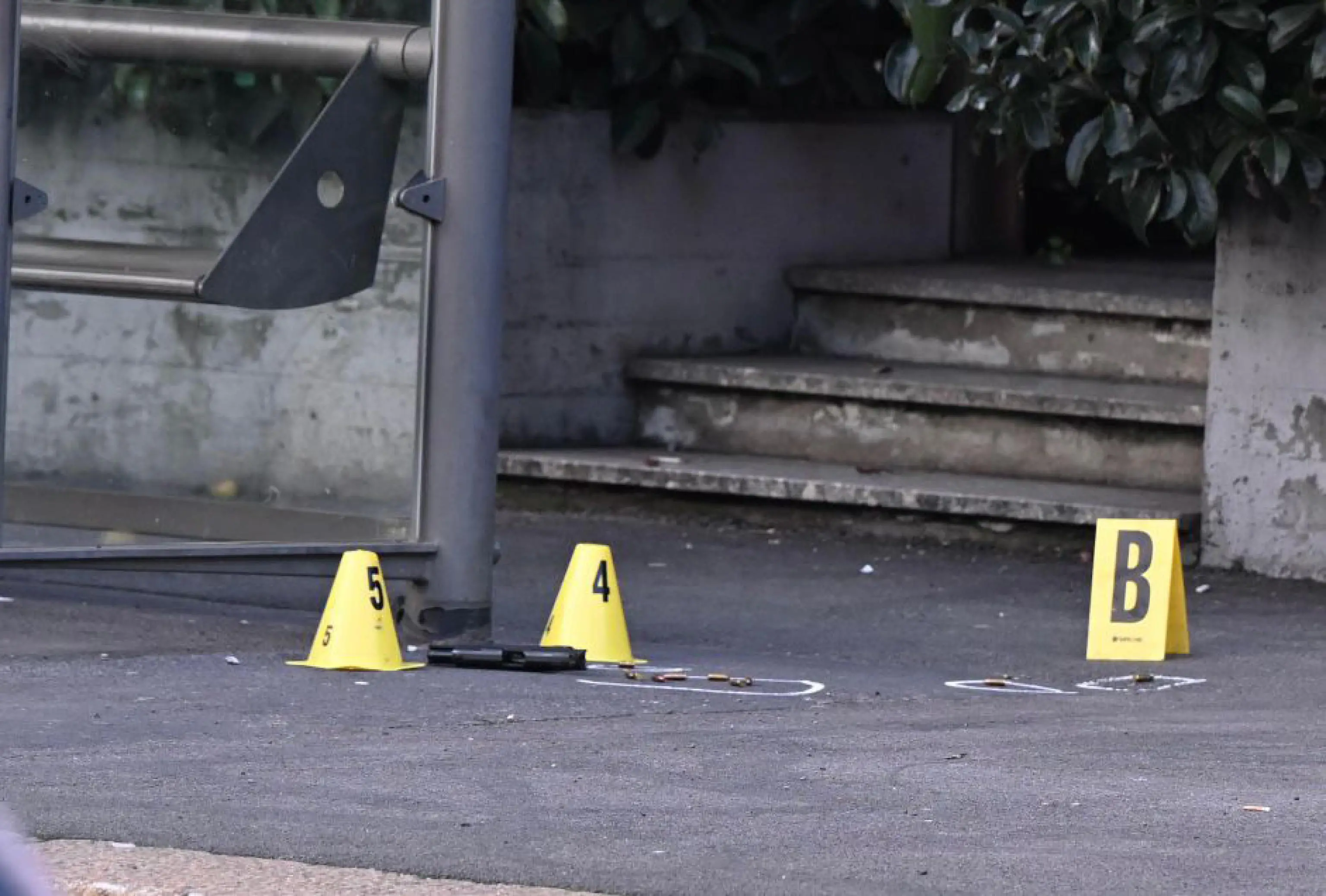 La Polizia a Rogoredo, dove è avvenuta la sparatoria