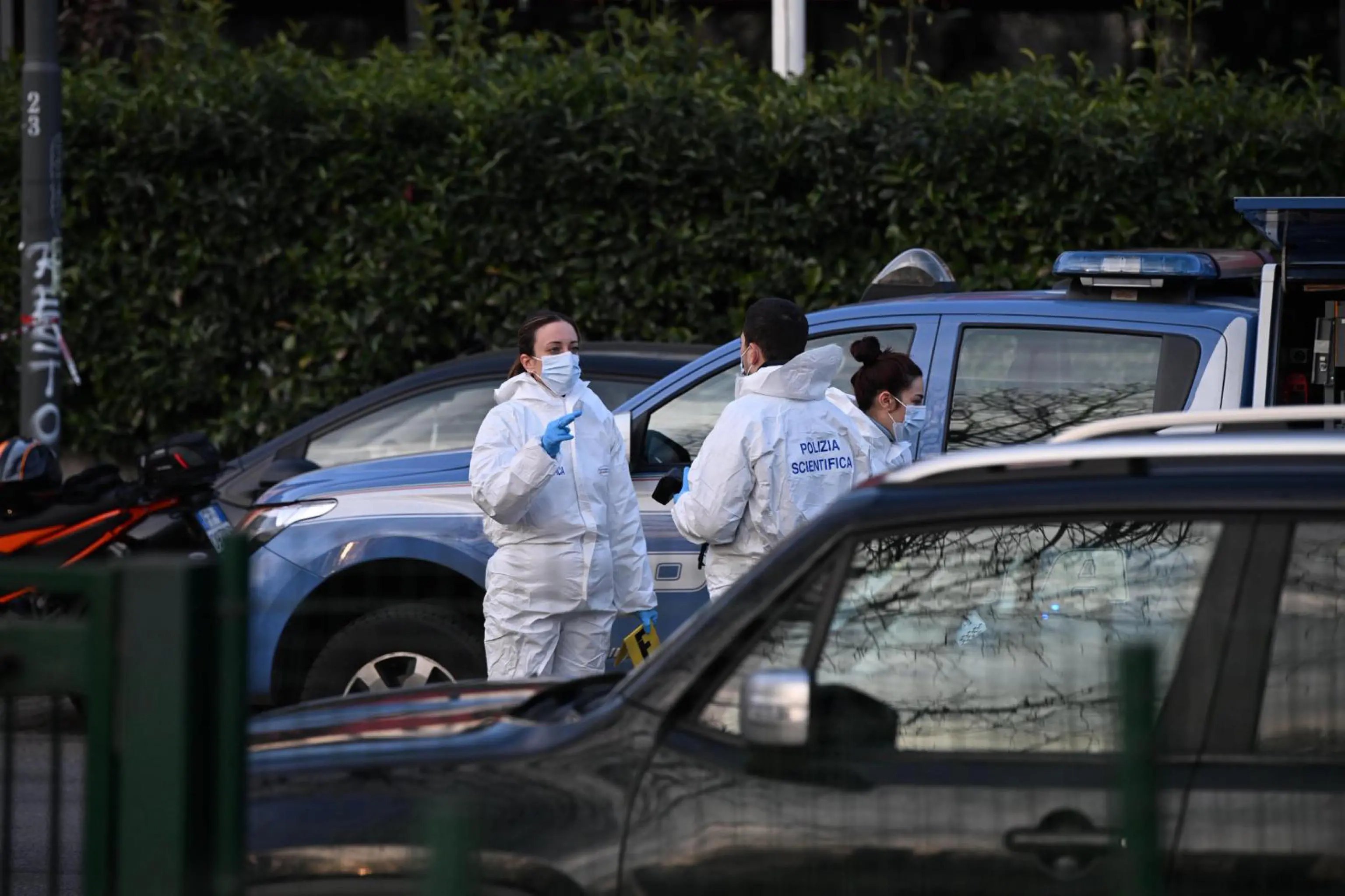 La Polizia a Rogoredo, dove è avvenuta la sparatoria