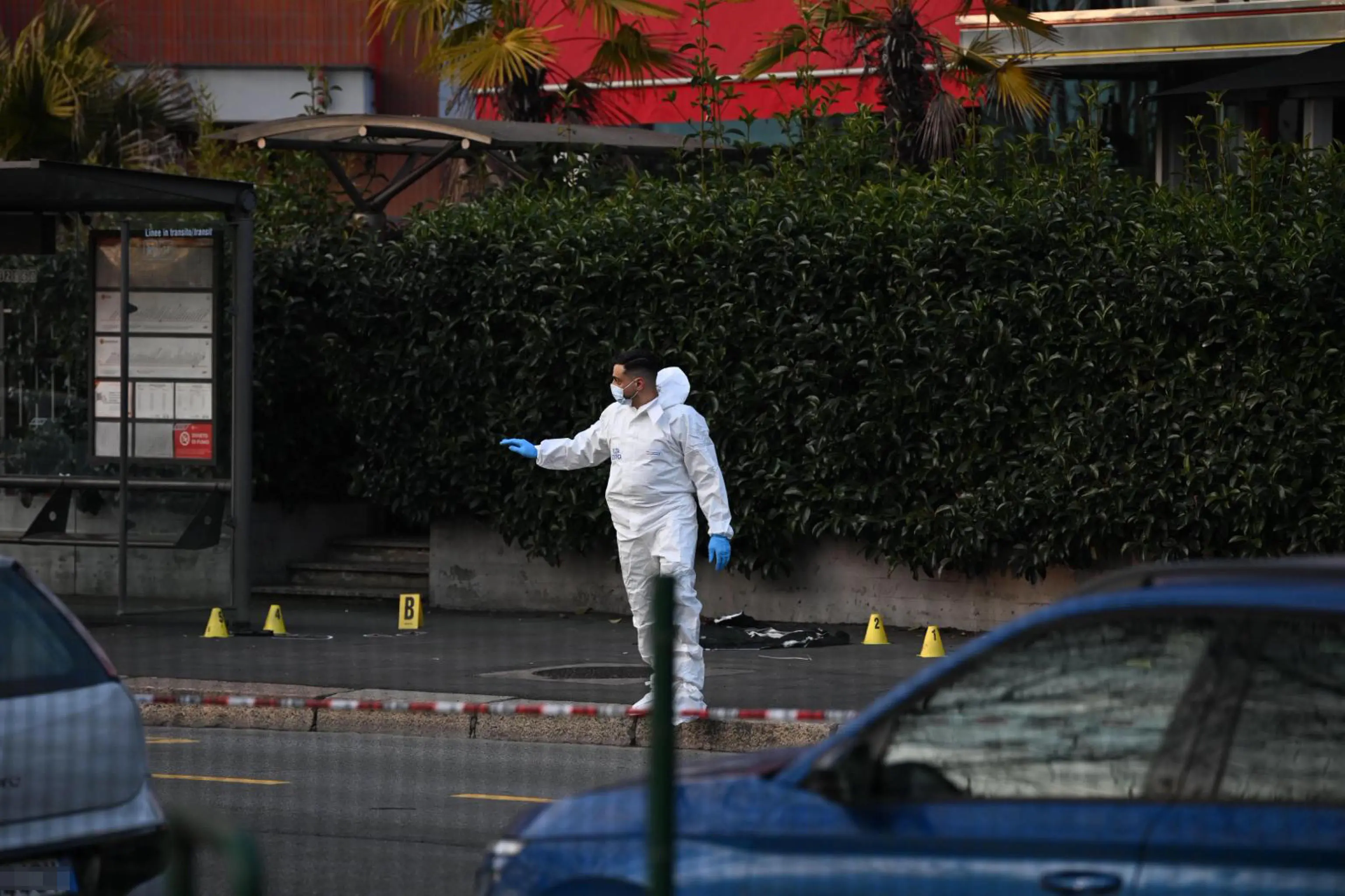 La Polizia a Rogoredo, dove è avvenuta la sparatoria