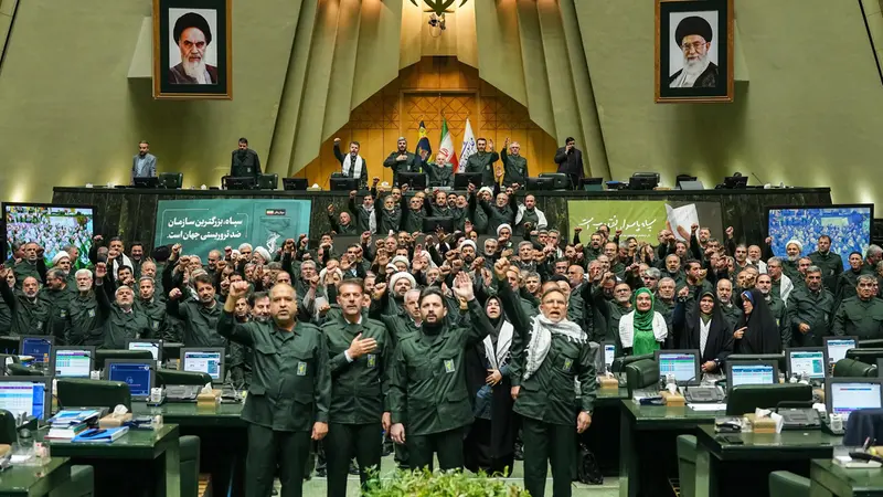 I membri dell'Assemblea Consultiva islamica durante una sessione parlamentare - Ansa © www.giornaledibrescia.it