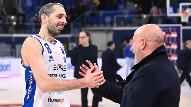 Mauro Ferrari si congratula con Amedeo Della Valle - Foto Ceretti/Ciamillo-Castoria © www.giornaledibrescia.it