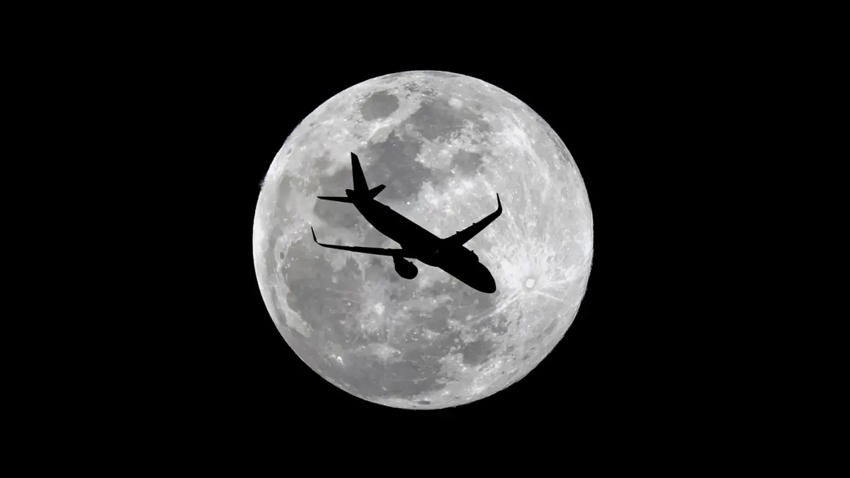 Un'immagine ravvicinata del transito aereo intenso sul Monte Orfano