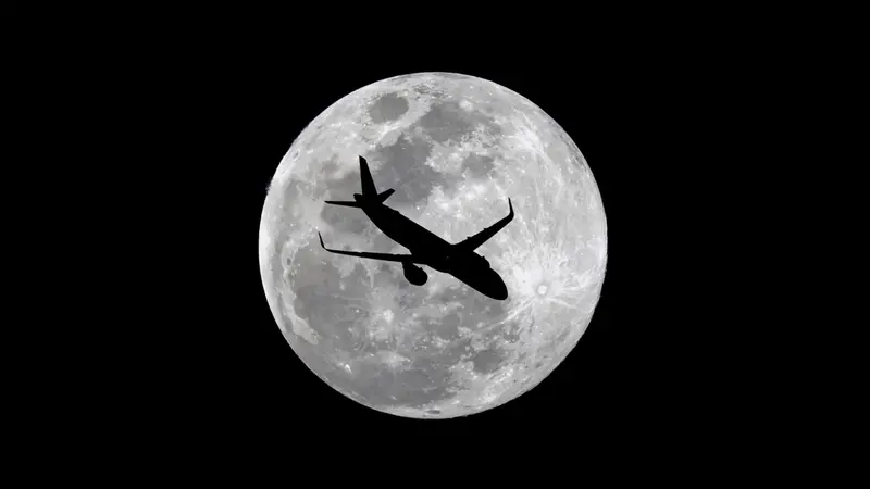 Un'immagine ravvicinata del transito aereo intenso sul Monte Orfano