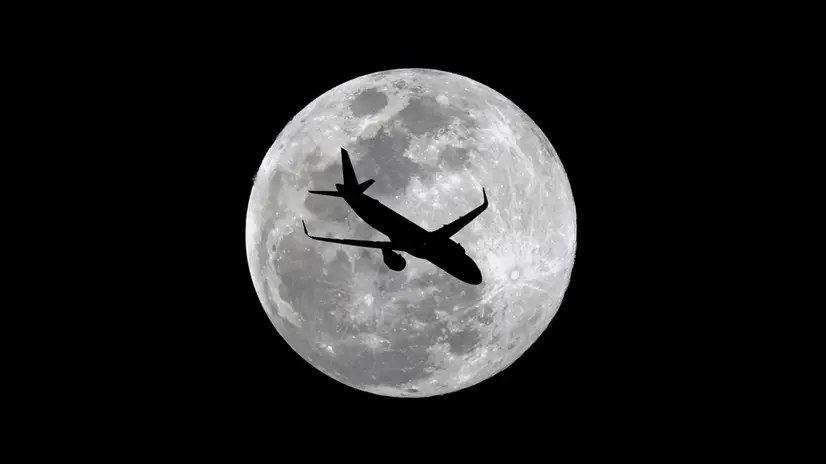 Un'immagine ravvicinata del transito aereo intenso sul Monte Orfano