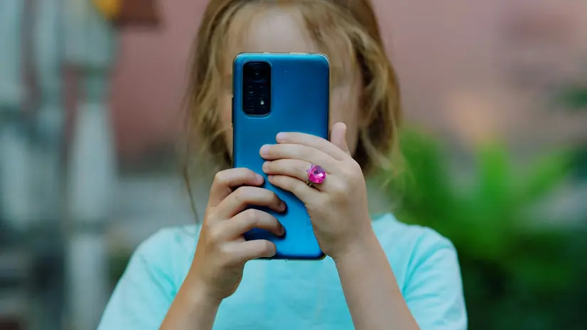 Una bambina con il cellulare
