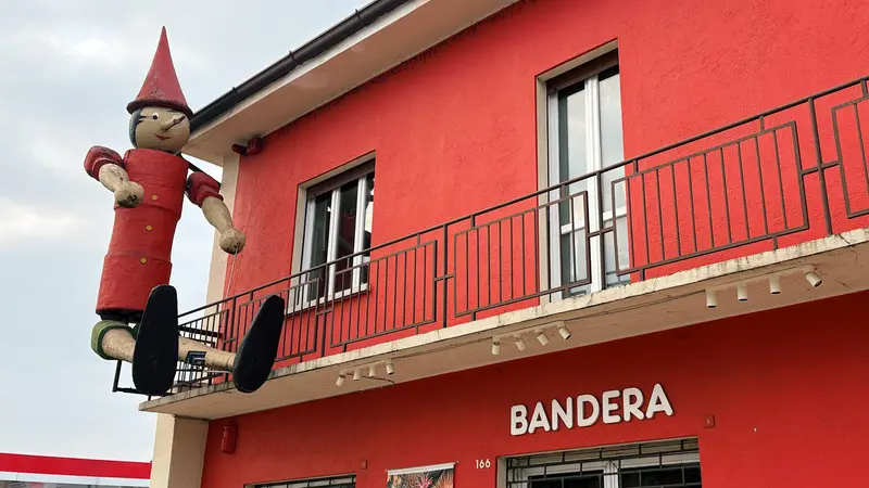 Il gigantesco Pinocchio sulla facciata del negozio Bandera - © www.giornaledibrescia.it