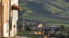 Case in bilico sulla frana che ha interessato Niscemi - Ansa © www.giornaledibrescia.it