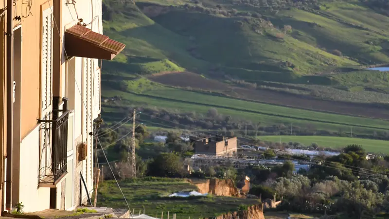 Case in bilico sulla frana che ha interessato Niscemi - Ansa © www.giornaledibrescia.it