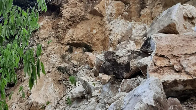 La frana che ha reso necessario chiudere la strada - © www.giornaledibrescia.it