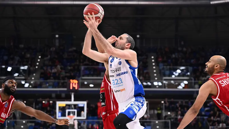 Amedeo Della Valle in azione contro l'Olimpia Milano - Foto M.Ceretti / Ciamillo-Castoria © www.giornaledibrescia.it