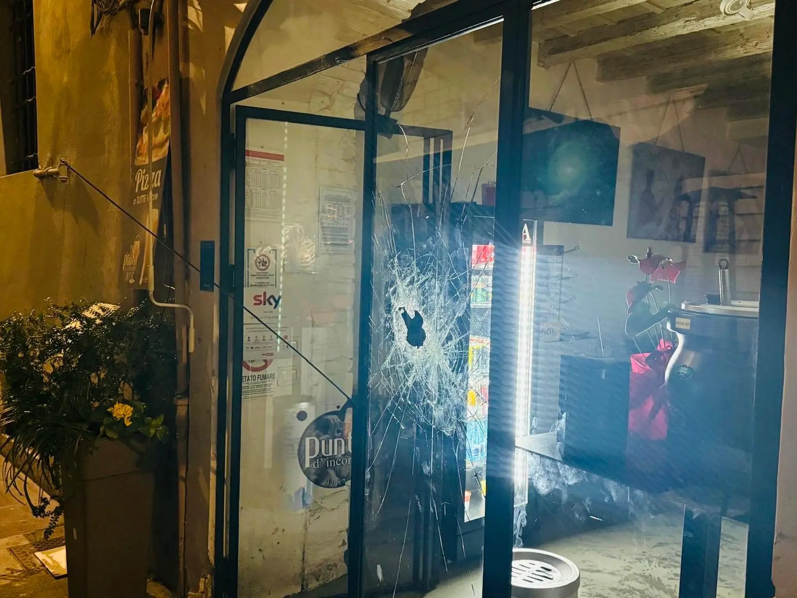 Tentato furto con spaccata in via Cavour a Brescia