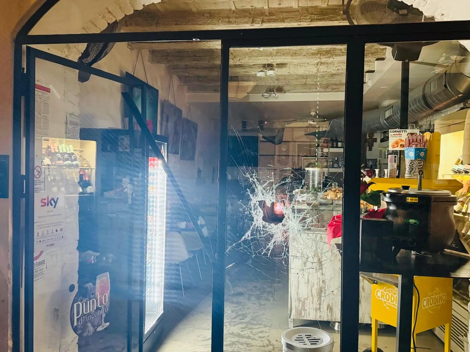 Tentato furto con spaccata in via Cavour a Brescia