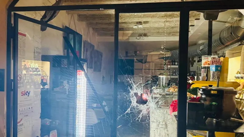 Tentato furto con spaccata in via Cavour a Brescia