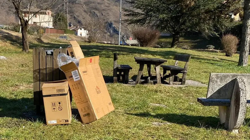 Rifiuti abbandonati nel parco a Sabbio Chiese