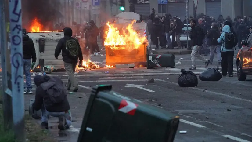 Scontri dopo lo sgombero del centro sociale Askatasuna - Foto Ansa/Tina Romano © www.giornaledibrescia.it