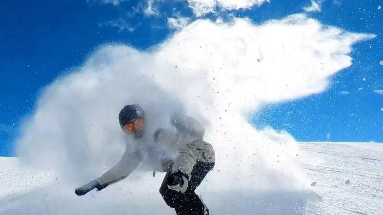 Manuel Pietropoli oggi sulla tavola da snowboard - Foto Instagram © www.giornaledibrescia.it