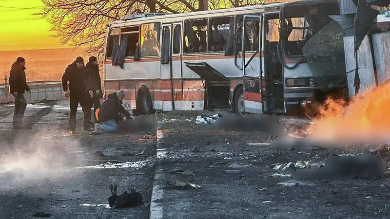 Il pullman sventrato a Ternivka - © www.giornaledibrescia.it