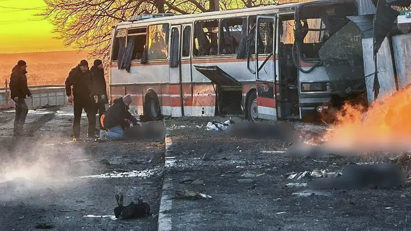 Il pullman sventrato a Ternivka - © www.giornaledibrescia.it
