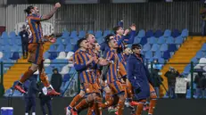 L'esultanza con i tifosi a fine partita - Foto New Reporter Nicoli © www.giornaledibrescia.it