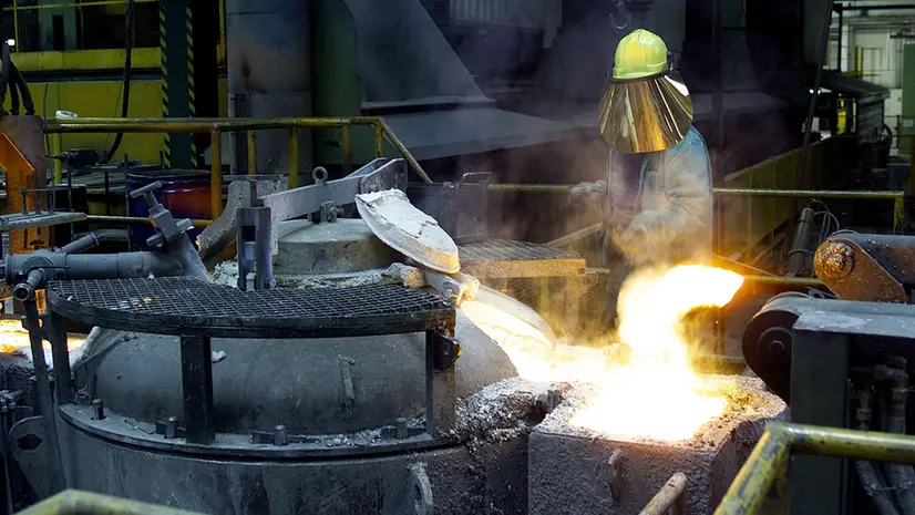 Un operaio in una fonderia - © www.giornaledibrescia.it