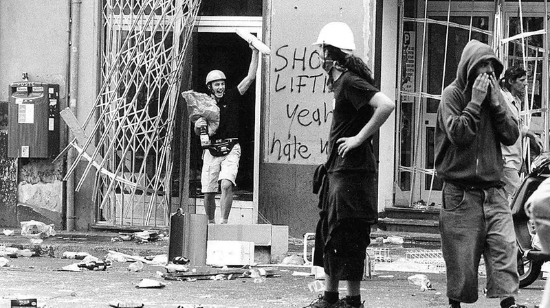 Un'azione a Genova durante il G8 del 2001