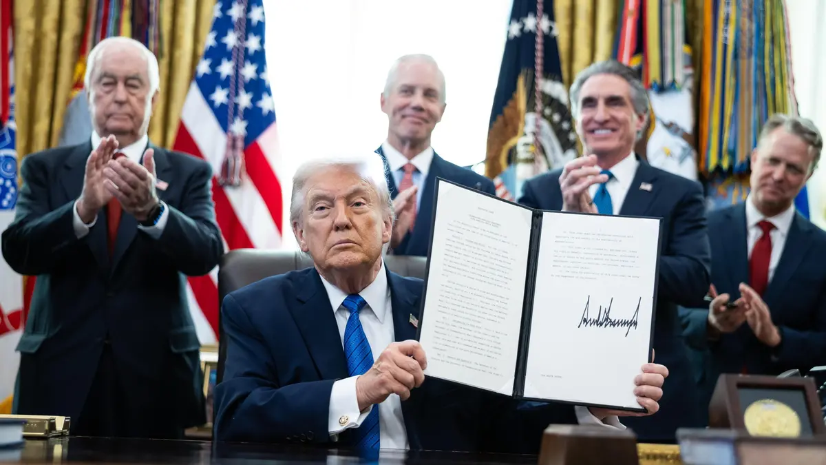 Trump con un ordine esecutivo appena firmato - Foto Ansa © www.giornaledibrescia.it