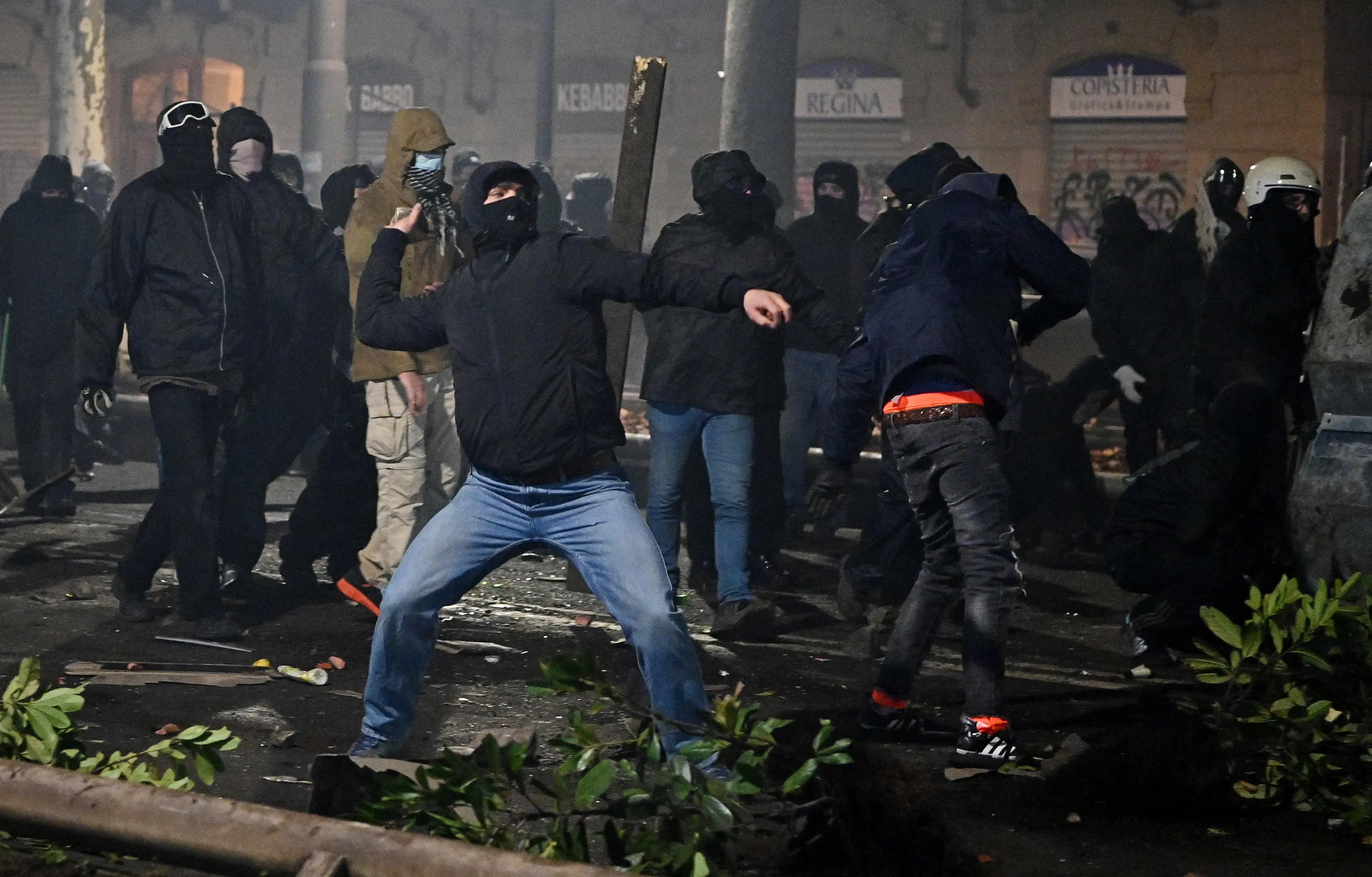 Il black bloc a Torino al corteo pro Askatasuna