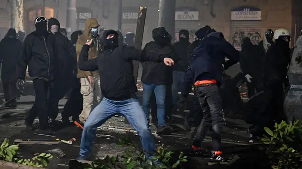 Il black bloc a Torino al corteo pro Askatasuna