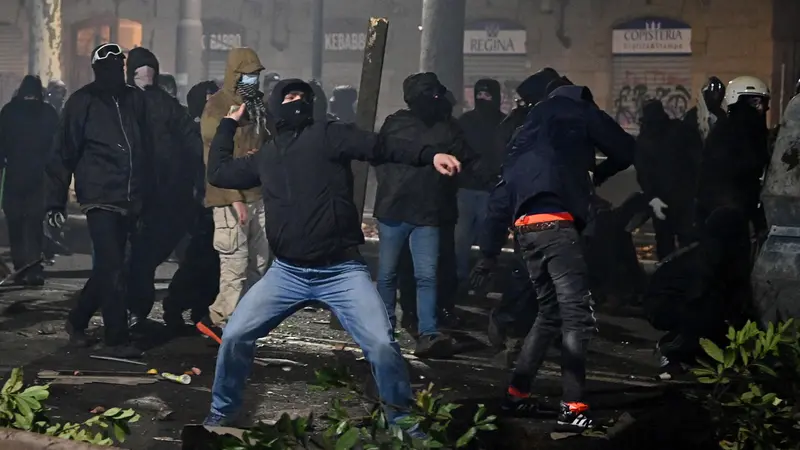 Il black bloc a Torino al corteo pro Askatasuna
