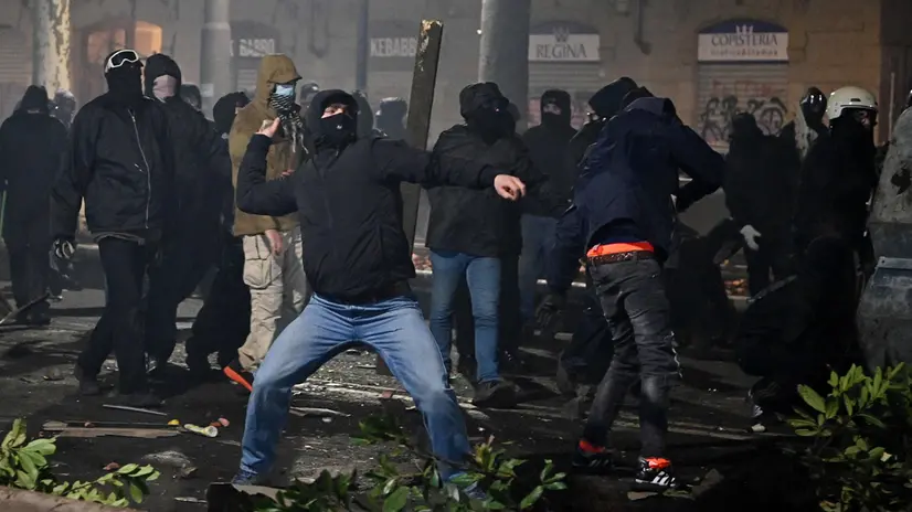 Il black bloc a Torino al corteo pro Askatasuna