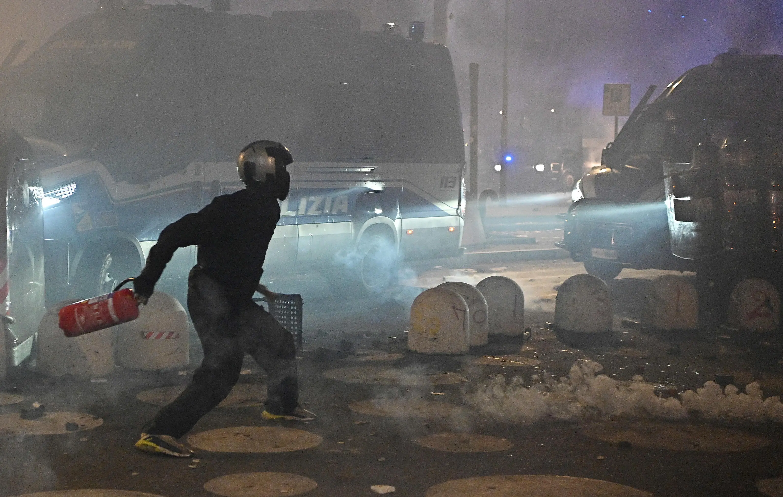 Il black bloc a Torino al corteo pro Askatasuna