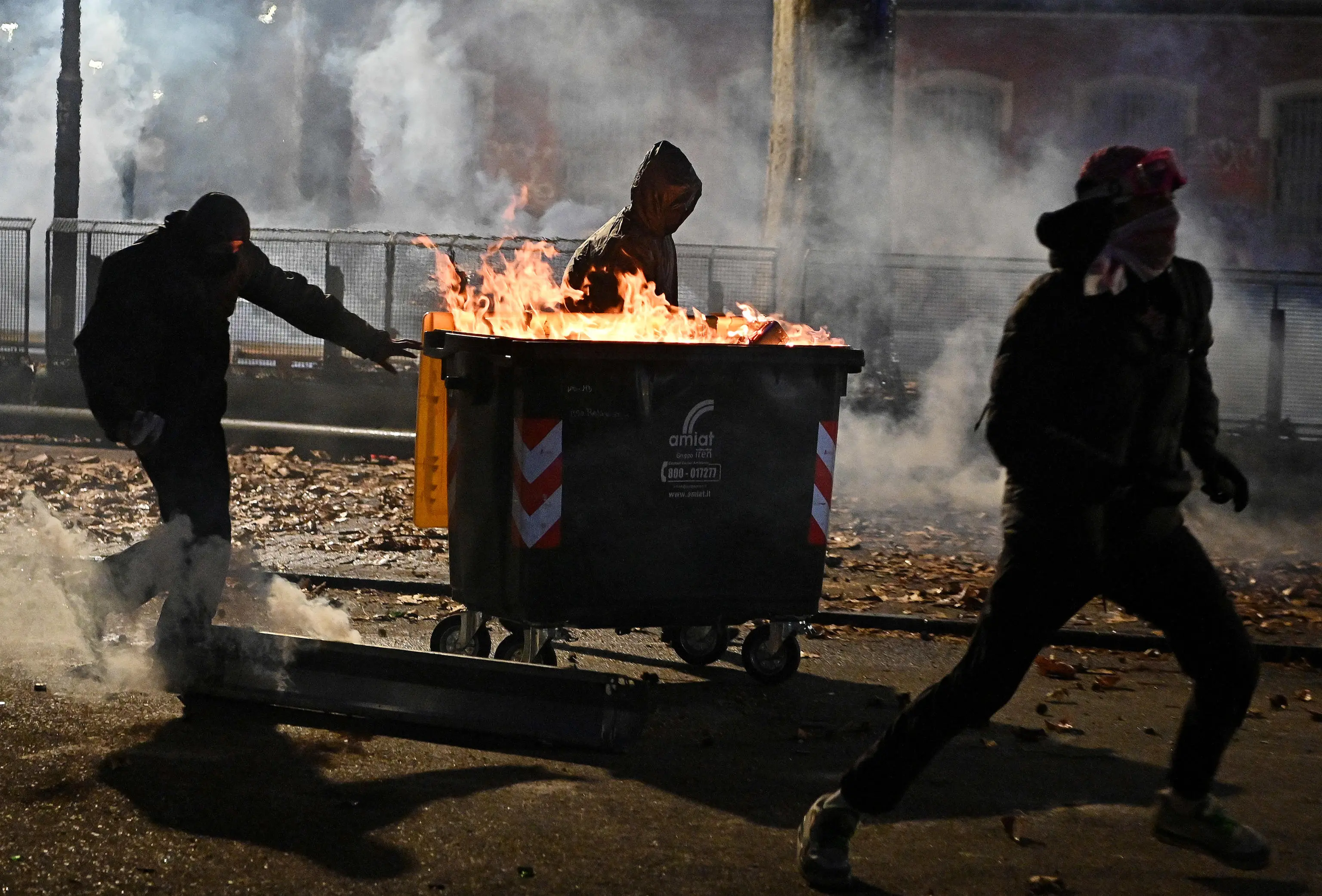 Il black bloc a Torino al corteo pro Askatasuna