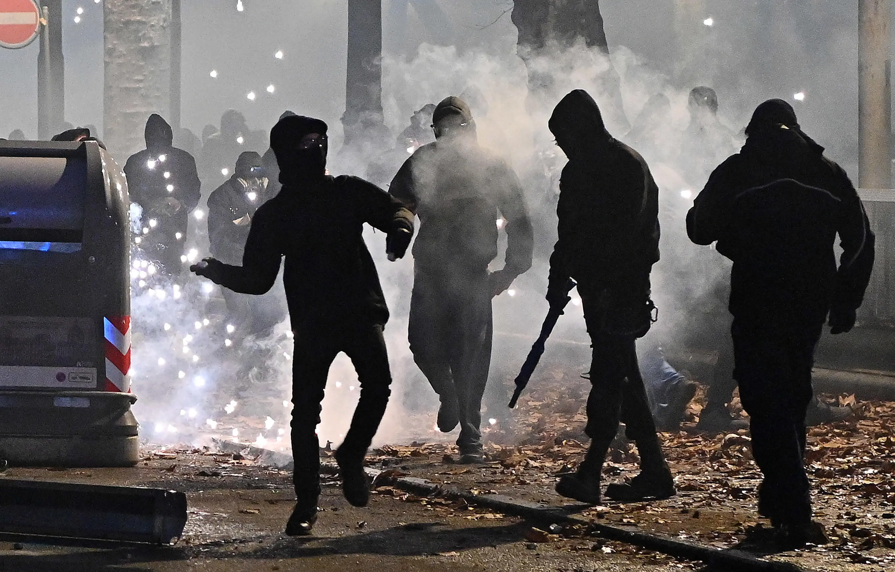 Il black bloc a Torino al corteo pro Askatasuna