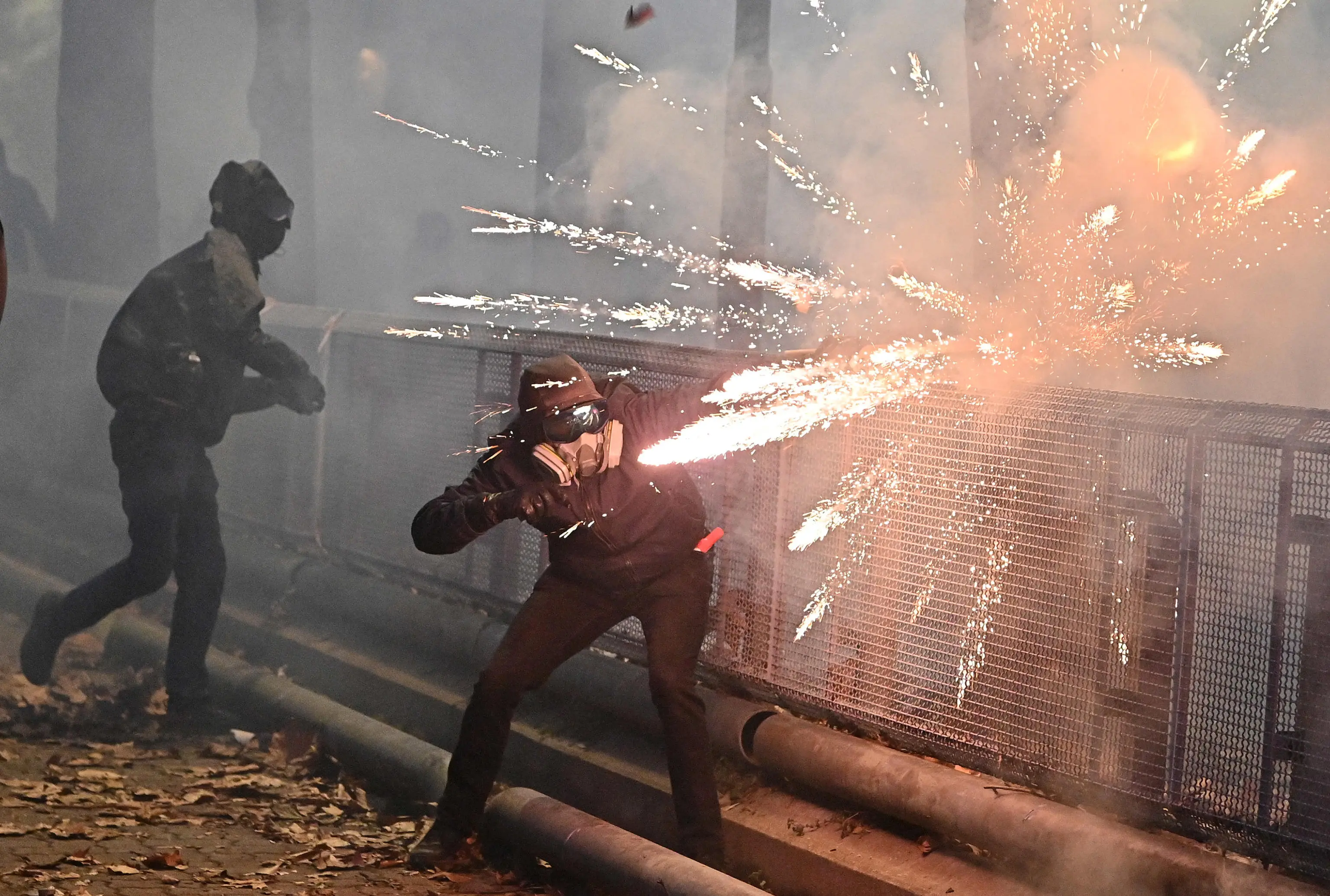 Il black bloc a Torino al corteo pro Askatasuna