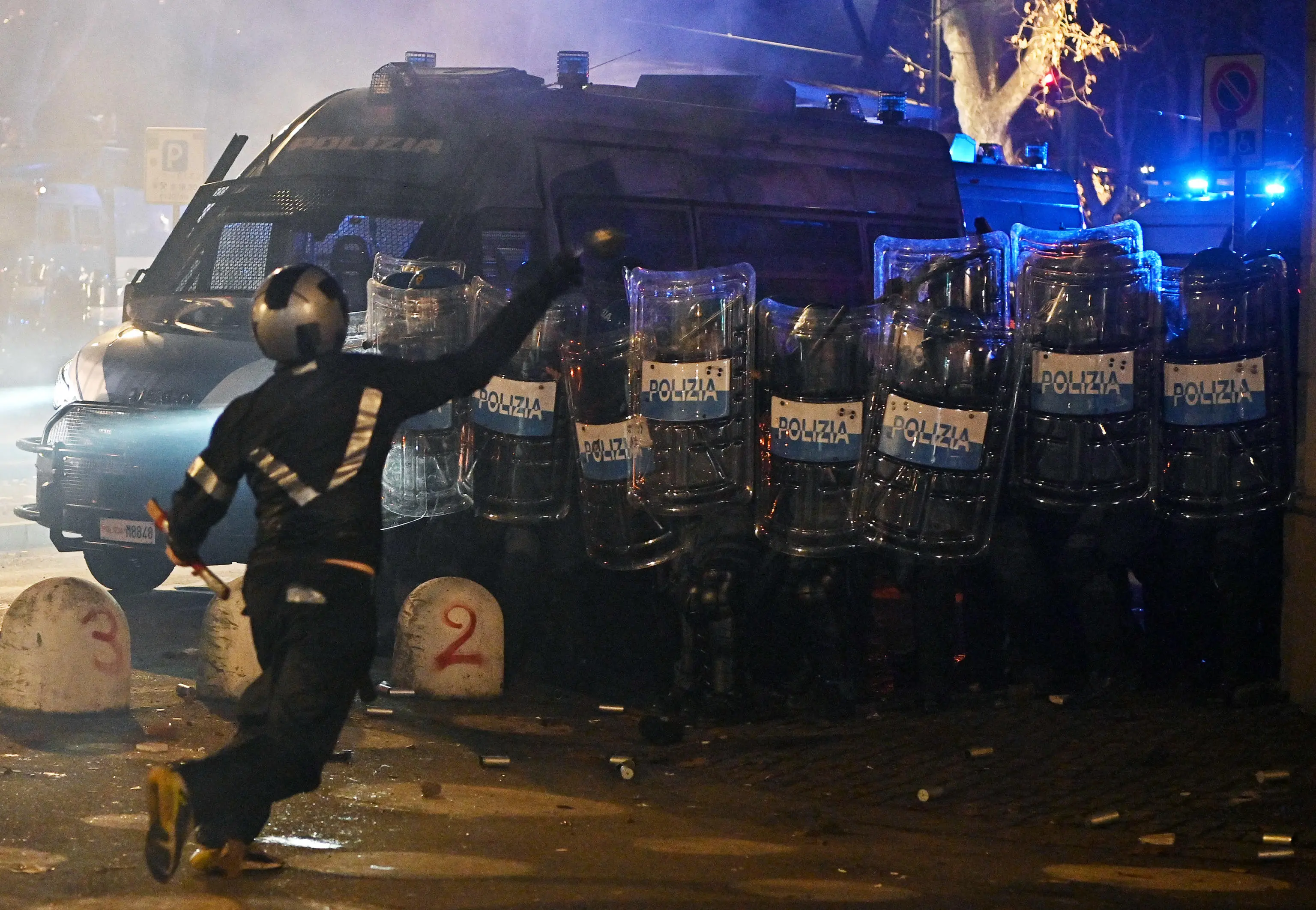 Il black bloc a Torino al corteo pro Askatasuna