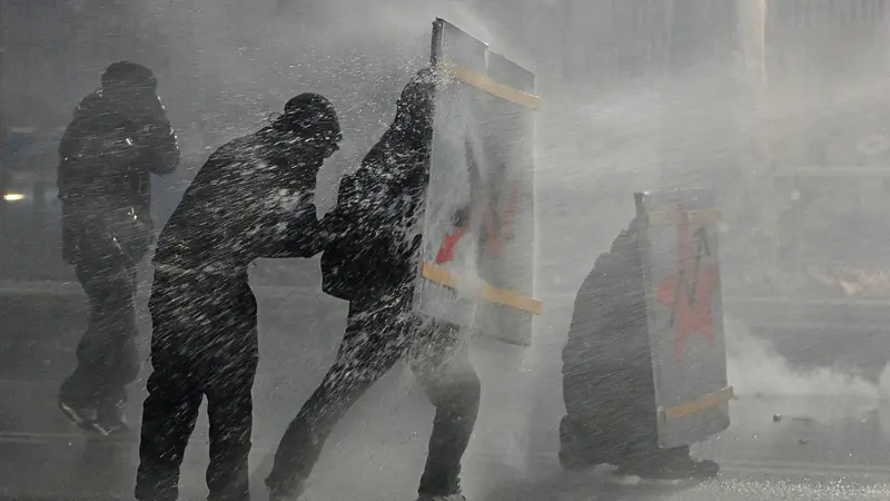 Scontri tra attivisti di Askatasuna e forze dell'ordine - Foto Ansa/Alessandro Di Marco © www.giornaledibrescia.it