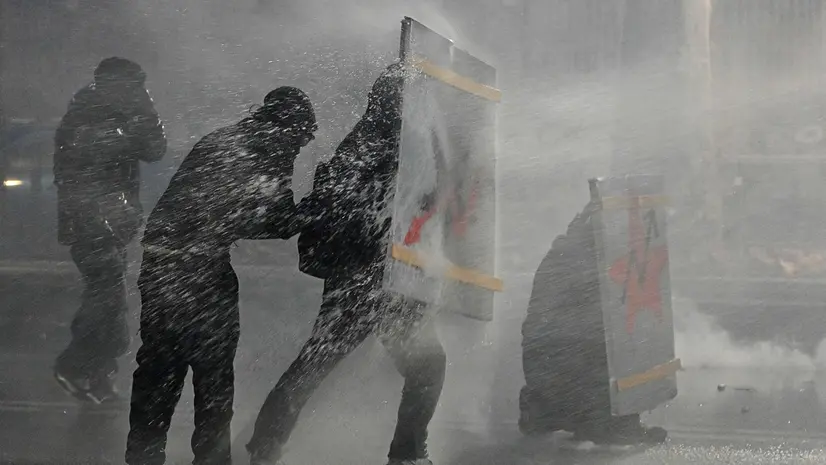 Scontri tra attivisti di Askatasuna e forze dell'ordine - Foto Ansa/Alessandro Di Marco © www.giornaledibrescia.it