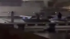 Un frame del video che riprende le persone a bordo della barca mentre calano le reti