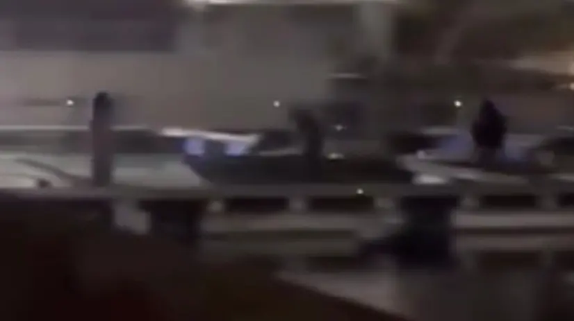 Un frame del video che riprende le persone a bordo della barca mentre calano le reti