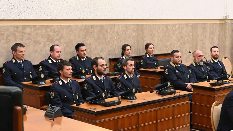 Agenti della Polizia provinciale nella sala del Consiglio - Foto Marco Ortogni/Neg © www.giornaledibrescia.it