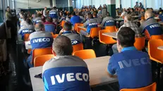 Alcuni lavoratori dell'Iveco di Brescia in assemblea