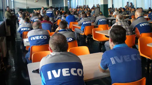 Alcuni lavoratori dell'Iveco di Brescia in assemblea