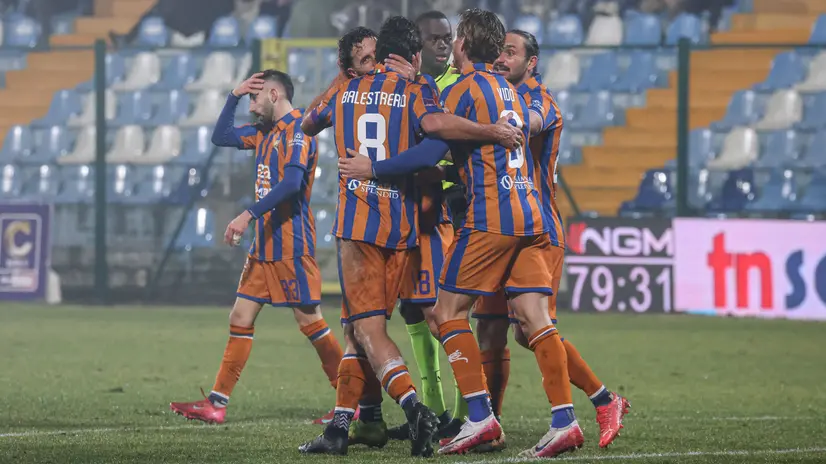 Un abbraccio di squadra dopo il gol di Balestrero a Gorgonzola - Foto New Reporter Nicoli © www.giornaledibrescia.it