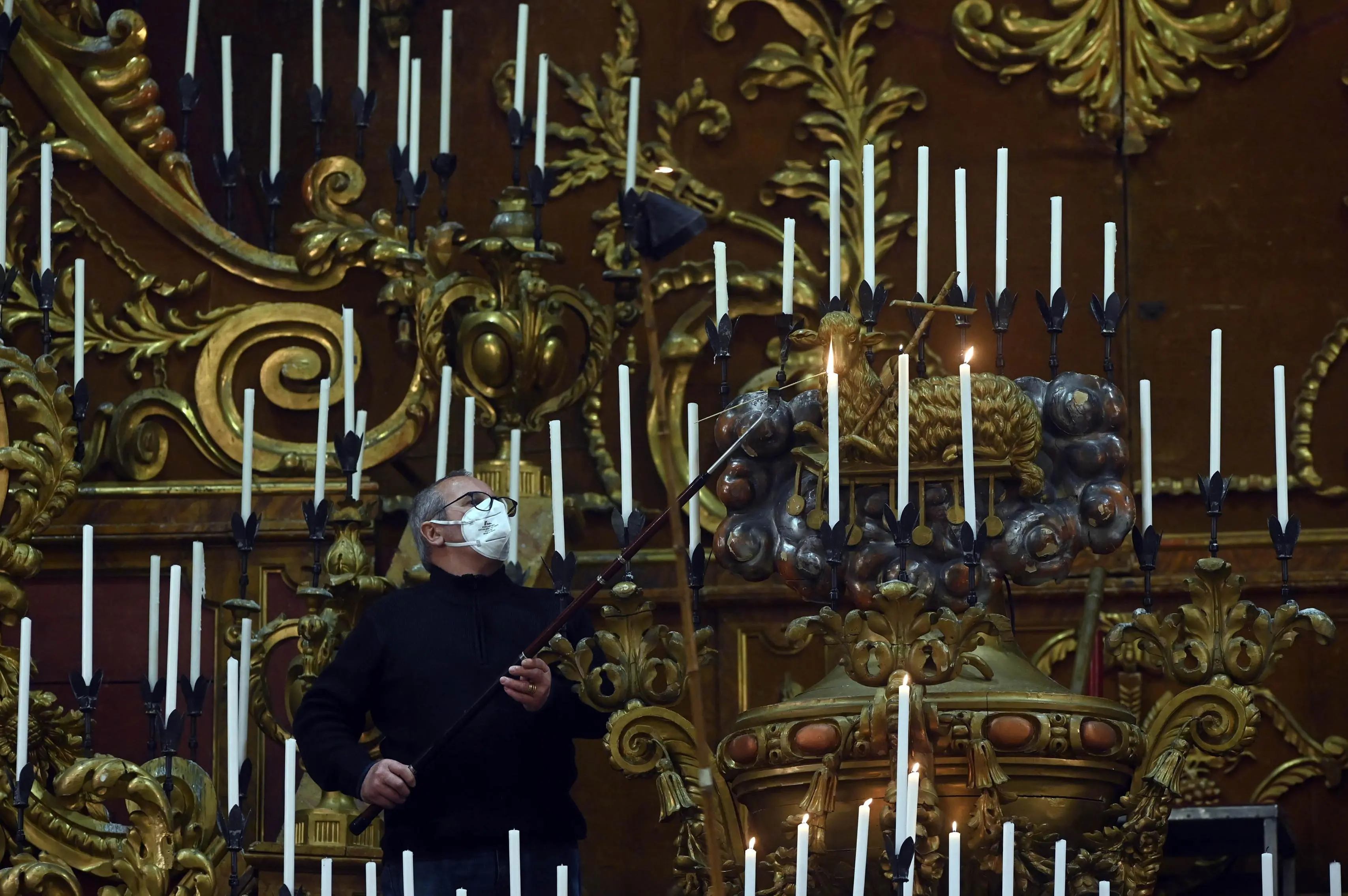 CRONACA CASTENEDOLO PARROCCHIA DI SAN BARTOLOMEO APOSTOLO 150 ANNI DEI TRIDUI VESPRI NELLA FOTO FUNZIONE DEI VESPRI ACCENSIONE CANDELE 20/02/2022 newreporter©favretto